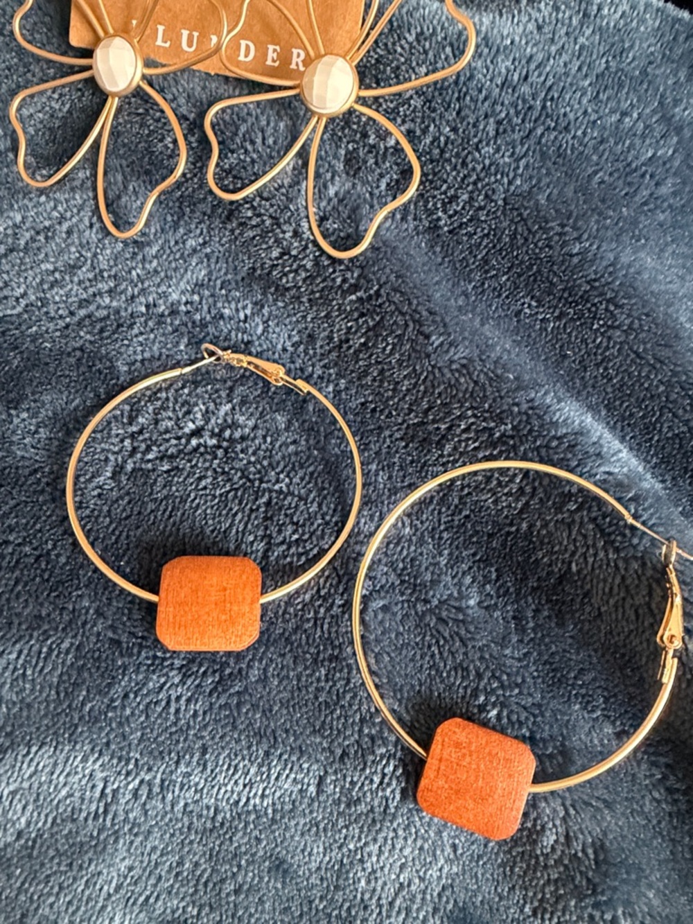 3 Plunder Gold-Tone Floral Earrings & Orange Wood Pendant Necklace Set NEW - Picture 5 of 5